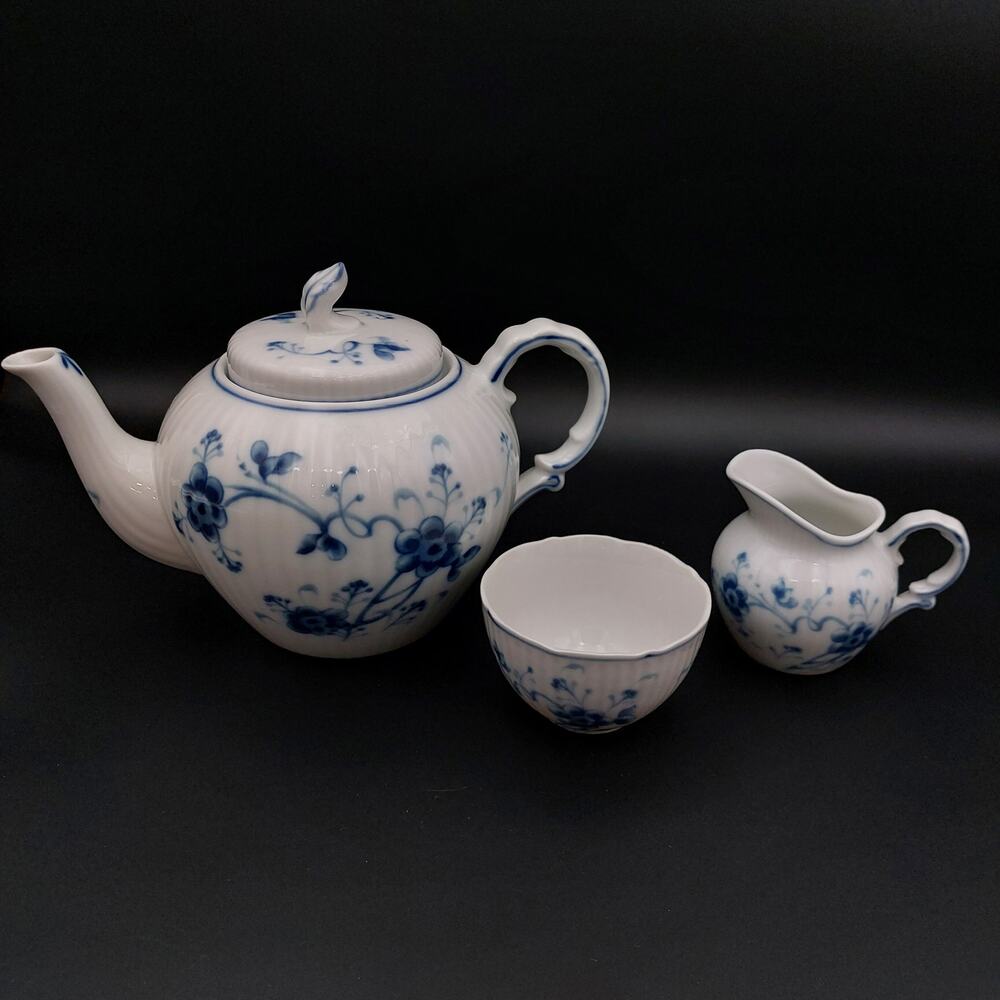 Sigma Victoria Blue Tea Set 7050- Blue/White Porcelain Teapot, Creamer, Cup/Bowl